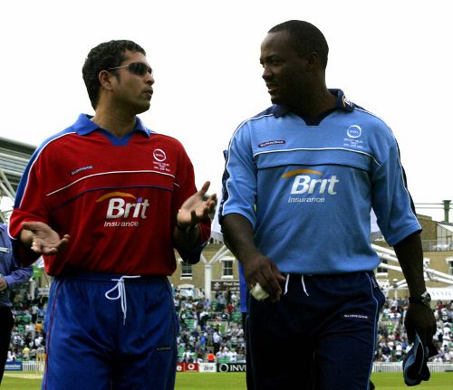 Photo: Former cricket legends Brian Lara (right) and Sachin Tendulkar. (Copyright AFP 2014/Alessandro Abbonizio) 