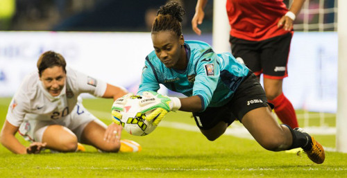 Photo: Trinidad and Tobago goalkeeper Kimika Forbes (right) holds on to the ball while United States attack Abby Wambach looks on during the 2014 CONCACAF Championship. (Copyright AFP 2014)