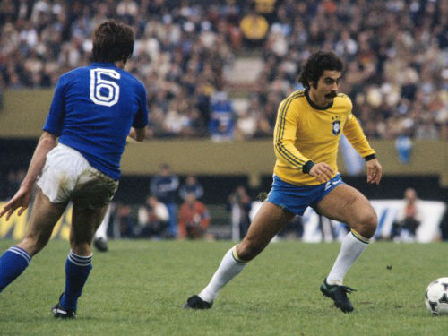 Photo: Former Brazil football icon Rivelino (right) dribbles past an Italian defender during the 1970 World Cup final in Mexico.