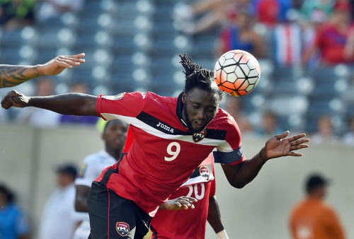 Photo: Trinidad and Tobago forward Kenwyne Jones heads towards goal against Panama in the 2015 CONCACAF Gold Cup. (Copyright Jewel Samad/AFP 2015)