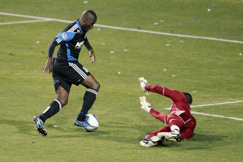 Photo: San Jose Earthquakes striker Cornell Glen dribbles past an opposing goalkeeper during MLS action. (Copyright AFP 2015)