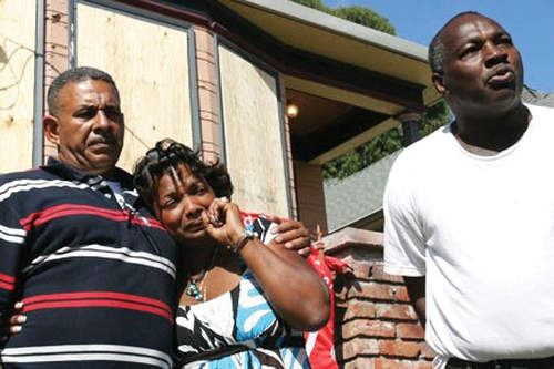 Photo: Tosha Alberty, her husband, four children and two grandchildren were evicted from their Oakland house after First Franklin Mortgage Services, owned by Merrill Lynch and Bank of America, foreclosed on the home in July 2009. Community activists in the Home Defenders campaign of the Association of Community Organizations for Reform Now (ACORN) successfully prevented prior efforts to evict the family, but Alameda County sherriffs surprised the family, put them out, boarded over the windows, and put a padlock on the gate, with no warning. (Copyright David Bacon)