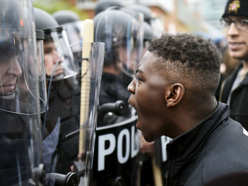 Photo: A protester makes his point to lawmen during demonstrations in Baltimore after the killing of Freddie Gray. (Copyright Sowetanlive.co.za)