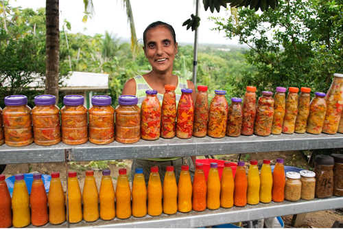 Photo: A popular vendor sells pepper sauce in Tabaquite. (Copyright Spicenecklace.com)