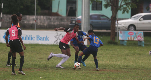 Photo: Crown Trace attacking midfielder Jevaughn Humphrey (centre) takes on the FC Santa Rosa defence during Republic Bank National Youth League Under-16 action on 11 June 2016. (Courtesy Chevaughn Christopher/Wired868)