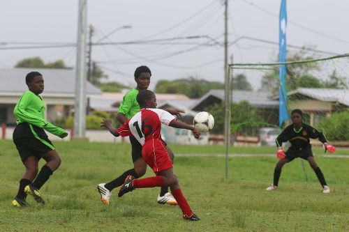 Photo: Action between San Juan Jabloteh (red and white shirts) and La Horquetta XF in the Republic Bank National Youth League Under-12 division on 11 June 2016. (Courtesy Chevaughn Christopher/All Sport)