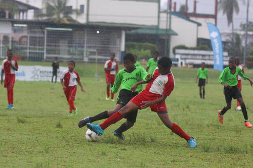 Photo: Action between San Juan Jabloteh (red and white shirts) and La Horquetta XF in the Republic Bank National Youth League Under-12 division on 11 June 2016. (Courtesy Chevaughn Christopher/All Sport)