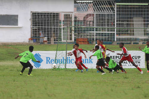 Photo: Action between San Juan Jabloteh (red and white shirts) and La Horquetta XF in the Republic Bank National Youth League Under-12 division on 11 June 2016. (Courtesy Chevaughn Christopher/All Sport)