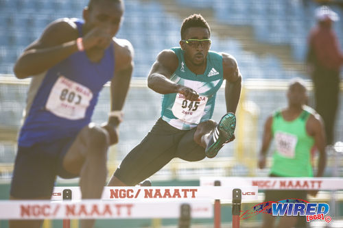 Photo: Jehue Gordon (right) competes at the 2016 NAAA National Open Championships in Memphis Pioneers colours on 26 June 2016 at the Hasely Crawford Stadium in Port of Spain. (Courtesy Allan V Crane/CA Images/Wired868)