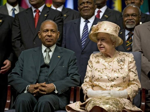 Photo: Trinidad & Tobago’s Prime Minister Patrick Augustus Mervyn Manning (left) and Britain’s Queen Elizabeth II pose after the opening ceremony of the Commonwealth Heads of Government Meeting in Port of Spain, Trinidad and Tobago on 27 November 27 2009.  Queen Elizabeth II, the titular head of the Commonwealth, officially opened the three-day summit.  (Copyright AFP 2016/Luis Acosta)