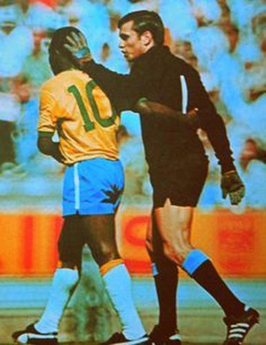 Photo: Uruguay goalkeeper Ladislao “El Chiquito” Mazurkiewicz (right) exchanges pleasantries with Brazil icon Pelé during the 1970 World Cup semifinals.