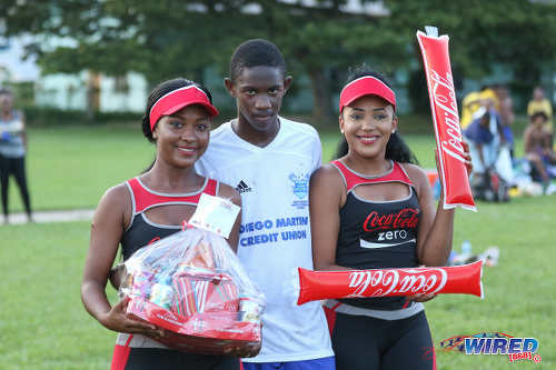 Photo: Diego Martin North Secondary schoolboy Zion "Bandy" Williams is flanked by two Coca Cola representatives after his Man of the Match display against Blanchisseuse Secondary in North Zone Intercol action at the St Mary's College ground in St Clair on 2 November 2016. (Courtesy Sean Morrison/Wired868)