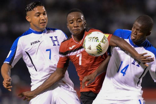 Photo: Honduras winger Boniek Garcia (right) and Emilio Izaguirre (left) vie for the ball with Trinidad and Tobago winger Cordell Cato during their 2018 FIFA World Cup qualifier in San Pedro Sula, Honduras on 15 November 2016. (Copyright AFP 2016/Orlando Sierra)