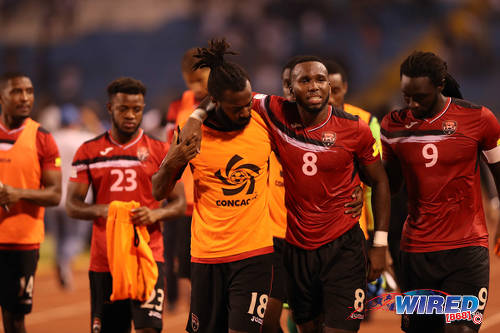 Photo: Trinidad and Tobago midfielder Khaleem Hyland (second from right) is helped to the dressing room by defender Yohance Marshall (centre) while captain Kenwyne Jones (right) looks on after 2018 World Cup qualifying action against Honduras in San Pedro Sula on 15 November 2016. (Courtesy Allan V Crane/Wired868)