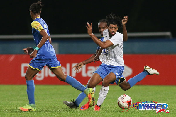 Photo: Presentation College (San Fernando) winger Nion Lammy (centre) looks for space during the SSFL Big Four semifinal action against Shiva Boys Hindu College on 9 December 2016 at the Ato Boldon Stadium in Couva. (Courtesy Chevaughn Christopher/Wired868)