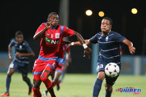 Photo: St Ann's Rangers attacker Dylon King (left) tries to outpace Police FC defender Dillon Kirton during Pro League action at the Ato Boldon Stadium in Couva on 20 December 2016. (Courtesy Chevaughn Christopher/Wired868)