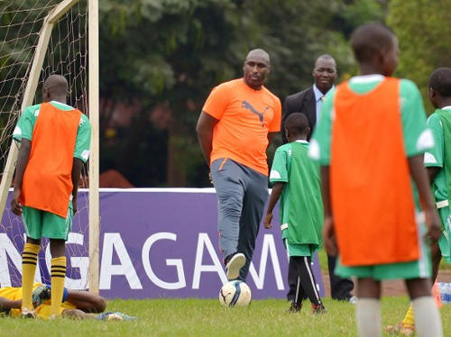 Photo: Former Tottenham, Arsenal and England defender Sulzeer “Sol” Campbell (centre) mentors young enthusiasts at the Kenya School of Monetary Studies in Nairobi on 28 May 2016. (Copyright AFP 2017/Tony Karumba)