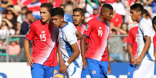 Photo: Costa Rica (red shirt) and El Salvador Under-20 footballers prepare for a set piece during 2017 World Cup qualifying action at the Estadio Ricardo Saprissa on 19 February 2017. (Copyright Carlos Borbon/Straffon Images)