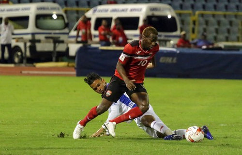 Photo: Trinidad and Tobago midfielder Kevin Molino (foreground) takes the ball around Panama midfielder Amilcar Henriquez during their 2018 FIFA World Cup qualifier at the Hasely Crawford Stadium, Port of Spain on 24 March 2017. (Copyright AFP 2017/Alva Viarruel)