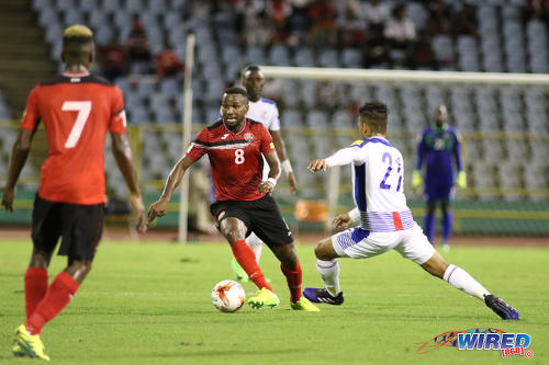 Photo: Trinidad and Tobago midfielder Khaleem Hyland (centre) tries to escape from Panama midfielder Amilcar Henriquez (right) during 2018 World Cup qualifying action at the Hasely Crawford Stadium on 24 March 2017. (Courtesy Chevaughn Christopher/Wired868)